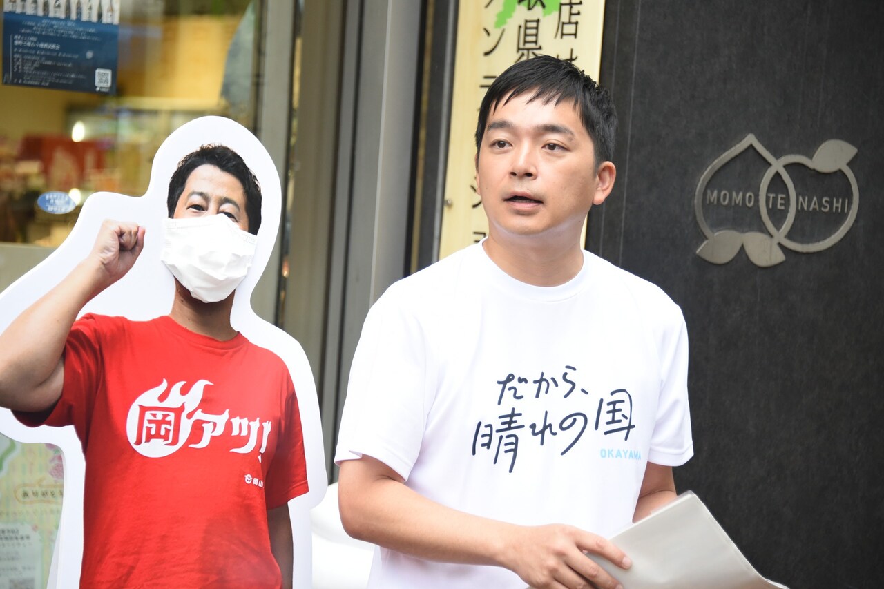 「とっとり・おかやま新橋館」でチラシ配りをするウエストランド河本