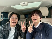 「くるまの助手席」で共演する（左から）令和ロマンくるま、板垣李光人