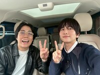 （左から）令和ロマンくるま、板垣李光人