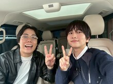 （左から）令和ロマンくるま、板垣李光人