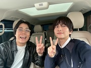 (左から)令和ロマンくるま、板垣李光人