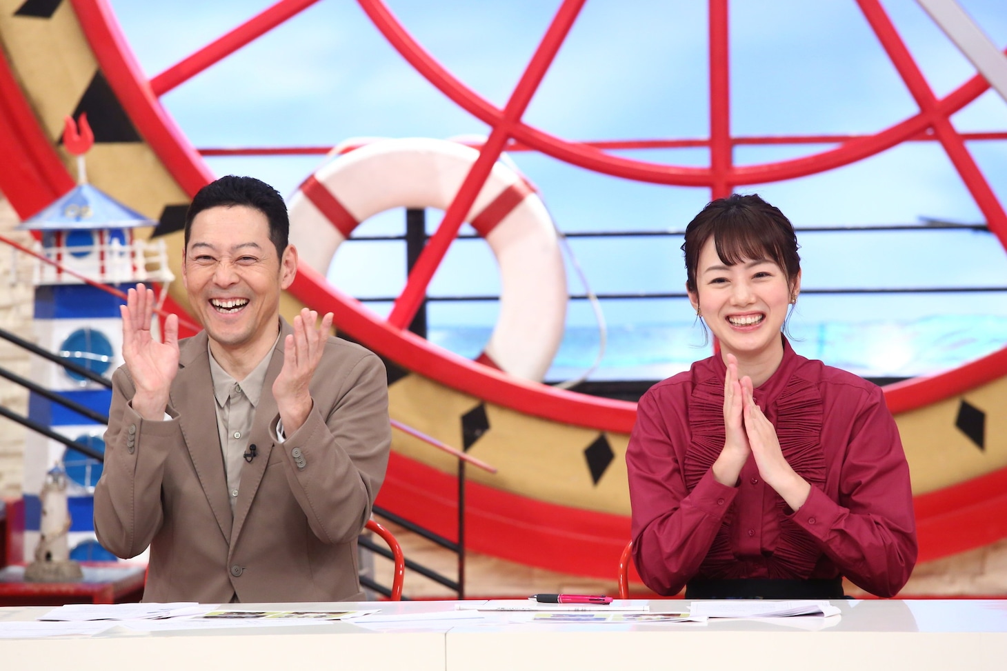 左から東野幸治、高橋真理恵アナウンサー