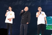 ナインティナインと一緒に「人として」(海援隊)を歌う直江喜一