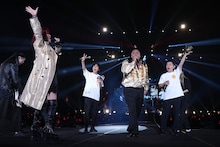 「ペニゲリオン ～熱くなれ ver.～」を熱唱する大黒摩季、ロバート秋山、ナインティナイン