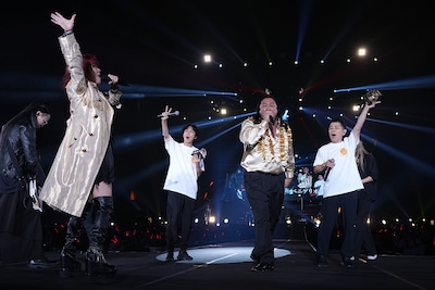 「ペニゲリオン ～熱くなれ ver.～」を熱唱する大黒摩季、ロバート秋山、ナインティナイン