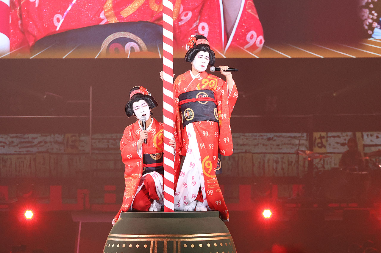 ロバート秋山が大黒摩季と横浜アリーナで「ペニゲリオン」熱唱、「ナイナイ歌謡祭」