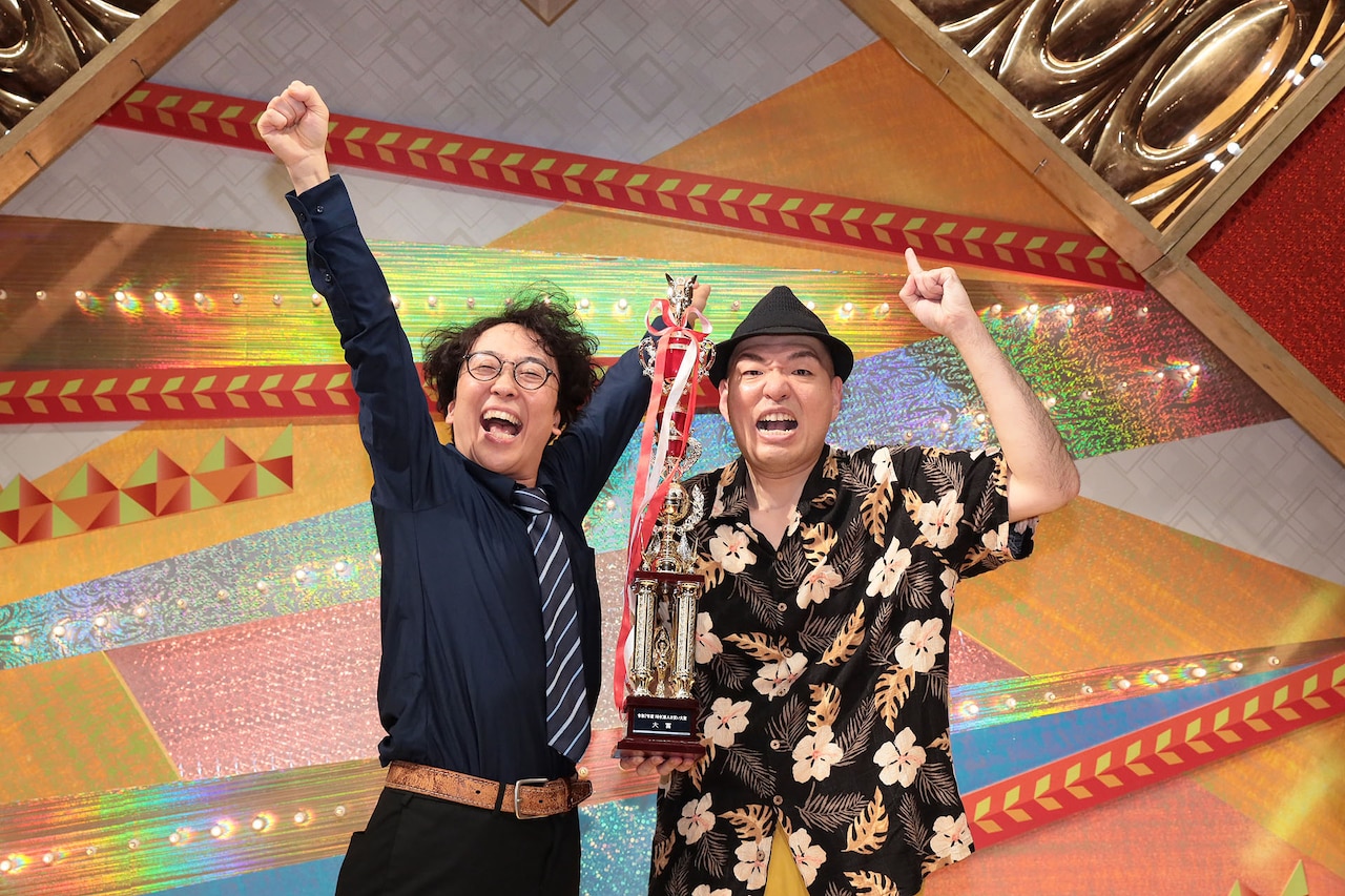 「令和7年度 NHK新人お笑い大賞」で大賞を獲得したマイスイートメモリーズ。左からトランスフォーム福田、花谷豊 ©NHK