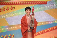 「令和7年度 NHK新人落語大賞」で大賞を獲得した春風亭一花 ©NHK