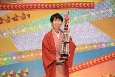 「令和7年度 NHK新人落語大賞」で大賞を獲得した春風亭一花 ©NHK