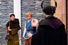 ロングコートダディと中間淳太（中央）