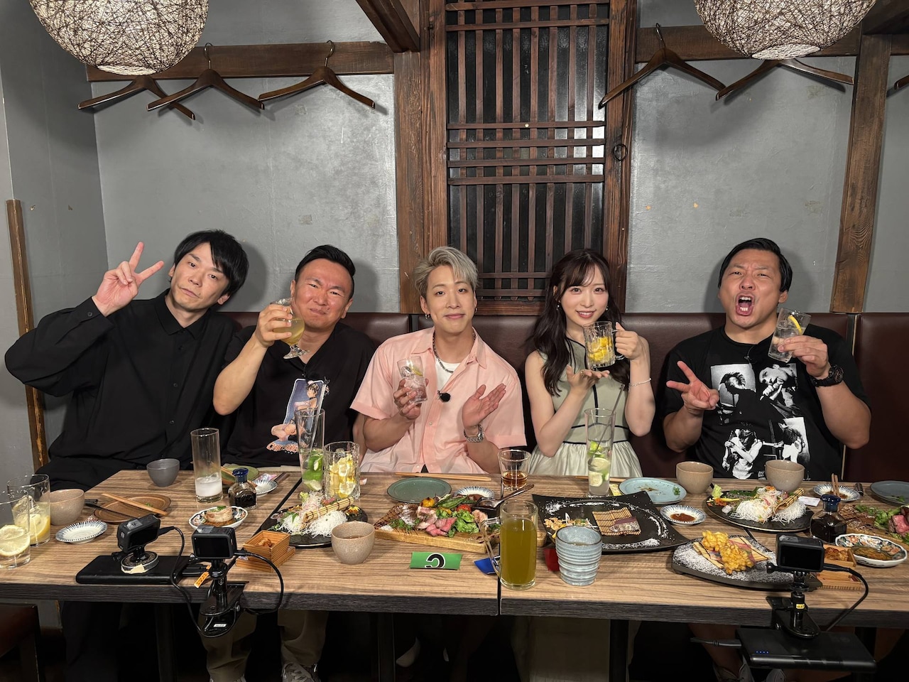 「居酒屋のこと俺が一番分かってんねん」に出演する(左から)かまいたち、陣、小栗有以、ちょんまげラーメン田渕