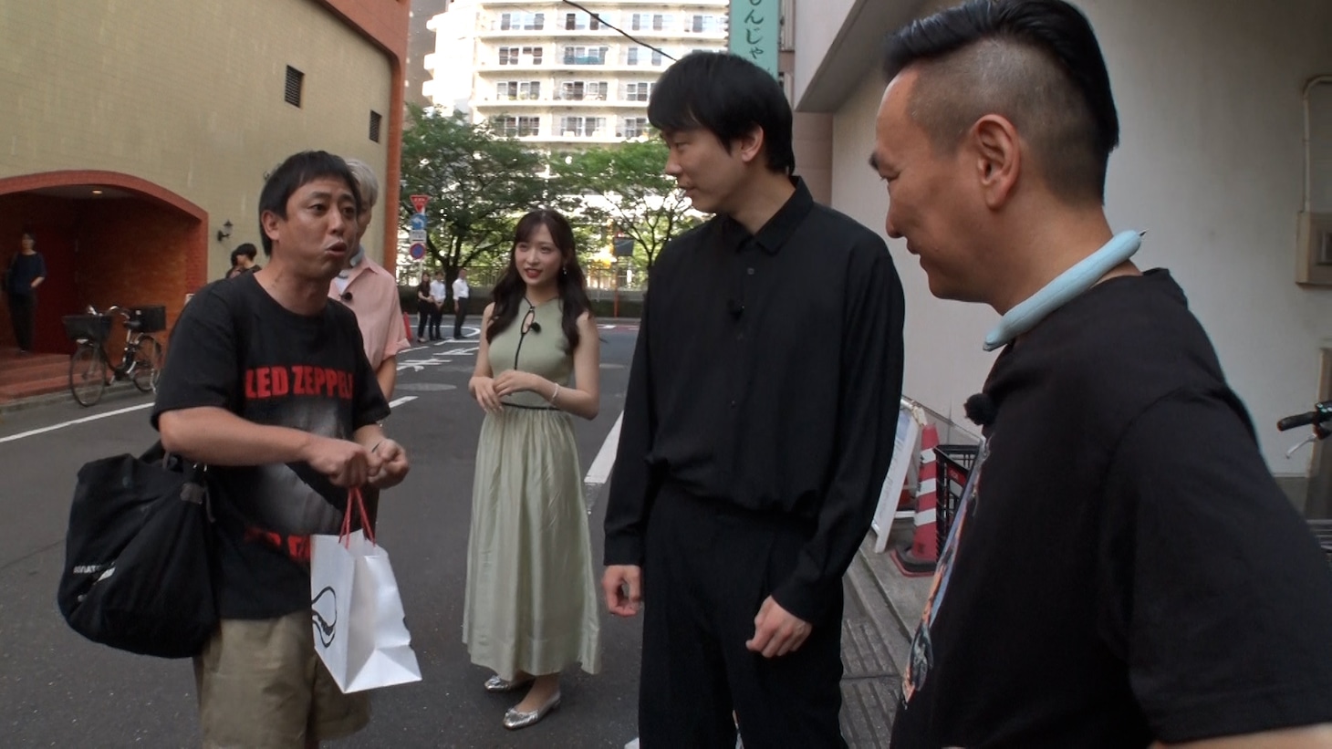 ロケに飛び入り参加する、さらば青春の光・森田（左）