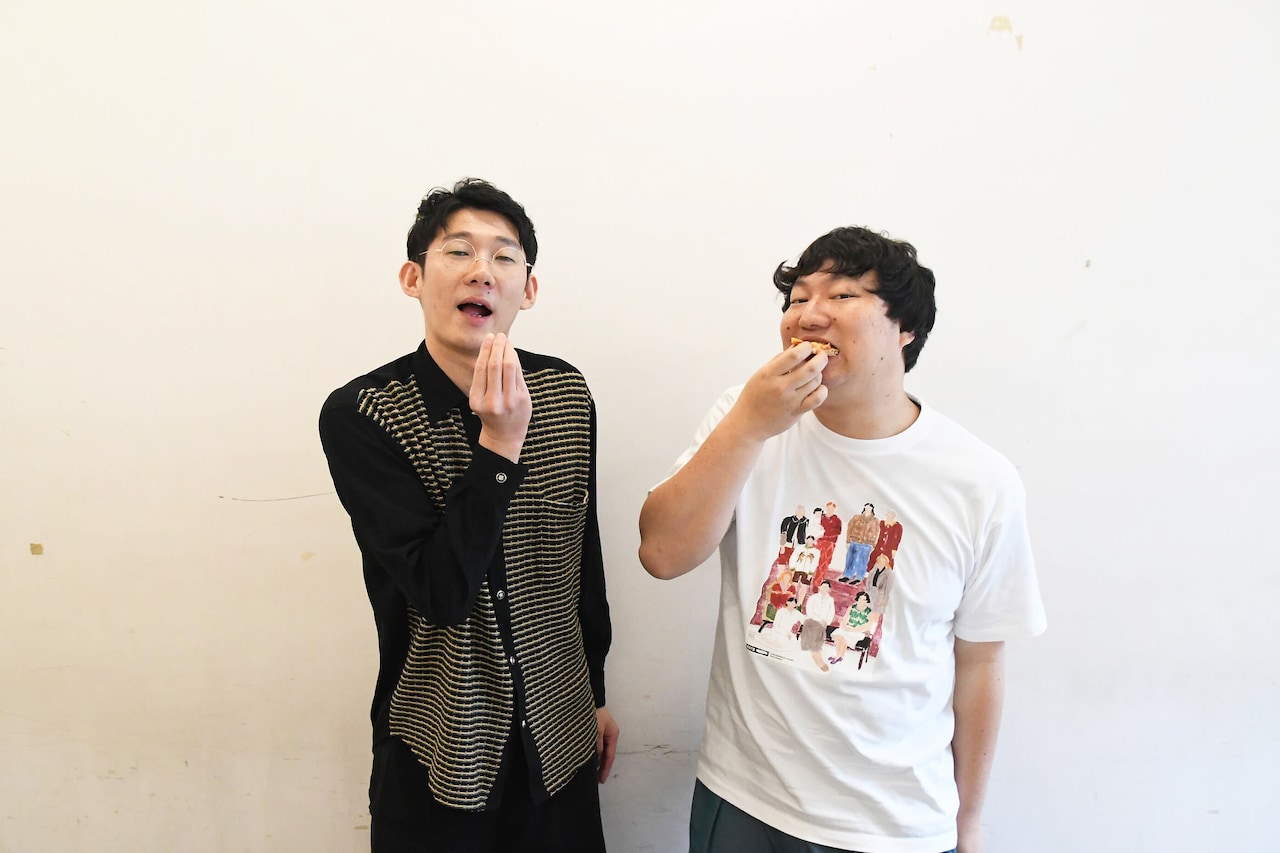 ピザを食べている兎（右）と、食べているふりの堂前（左）