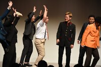 フリートークではしゃぐ芸人たち