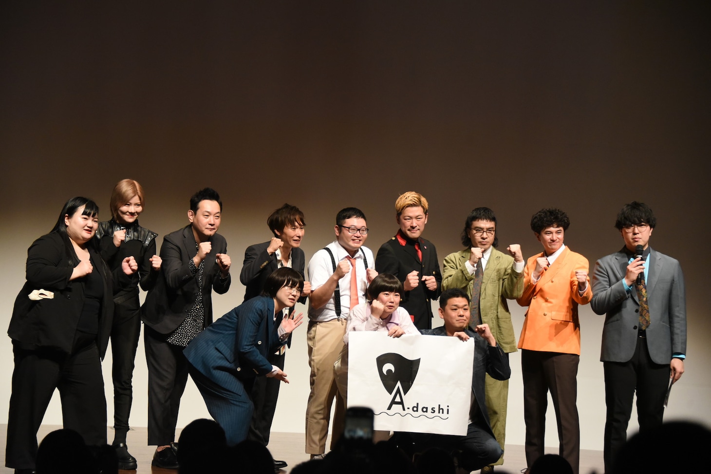 株式会社A-dashiのロゴが発表された様子。オダウエダ植田の「賞レースの決勝進出者会見みたいにしたい」という要望で集合写真を撮った。