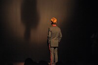 ピンスポットを当てられた状態で釈明する風穴あけるズ・飛び出せっ！安藤っ！