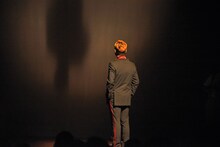 ピンスポットを当てられた状態で釈明する風穴あけるズ・飛び出せっ！安藤っ！