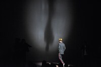 ピンスポットを当てられた状態で釈明する風穴あけるズ・飛び出せっ！安藤っ！。「影がカッコいい」との声が飛び交った