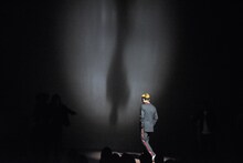 ピンスポットを当てられた状態で釈明する風穴あけるズ・飛び出せっ！安藤っ！。「影がカッコいい」との声が飛び交った