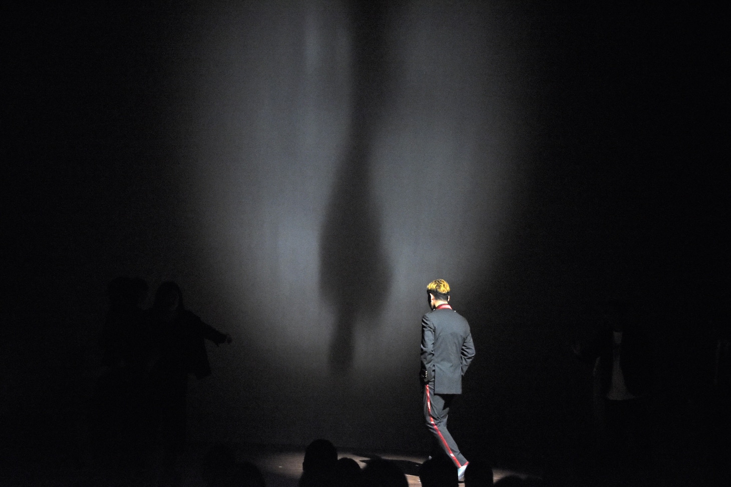 ピンスポットを当てられた状態で釈明する風穴あけるズ・飛び出せっ！安藤っ！。「影がカッコいい」との声が飛び交った