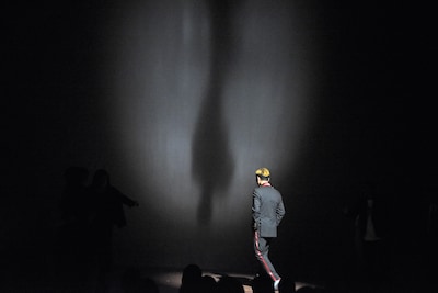 ピンスポットを当てられた状態で釈明する風穴あけるズ・飛び出せっ！安藤っ！。「影がカッコいい」との声が飛び交った