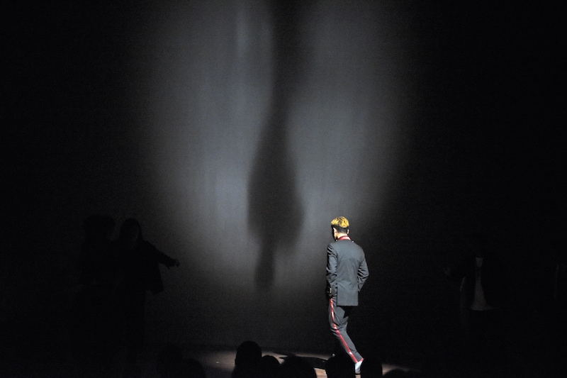 ピンスポットを当てられた状態で釈明する風穴あけるズ・飛び出せっ!安藤っ!。「影がカッコいい」との声が飛び交った