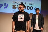 にぼしいわしのTシャツを着る風穴あけるズ・ノブヨシ日本代表