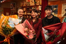 友近「ウマ娘」懐かしのドラマ風CMで1人3役　怪しい動きの武豊をルメールと追う