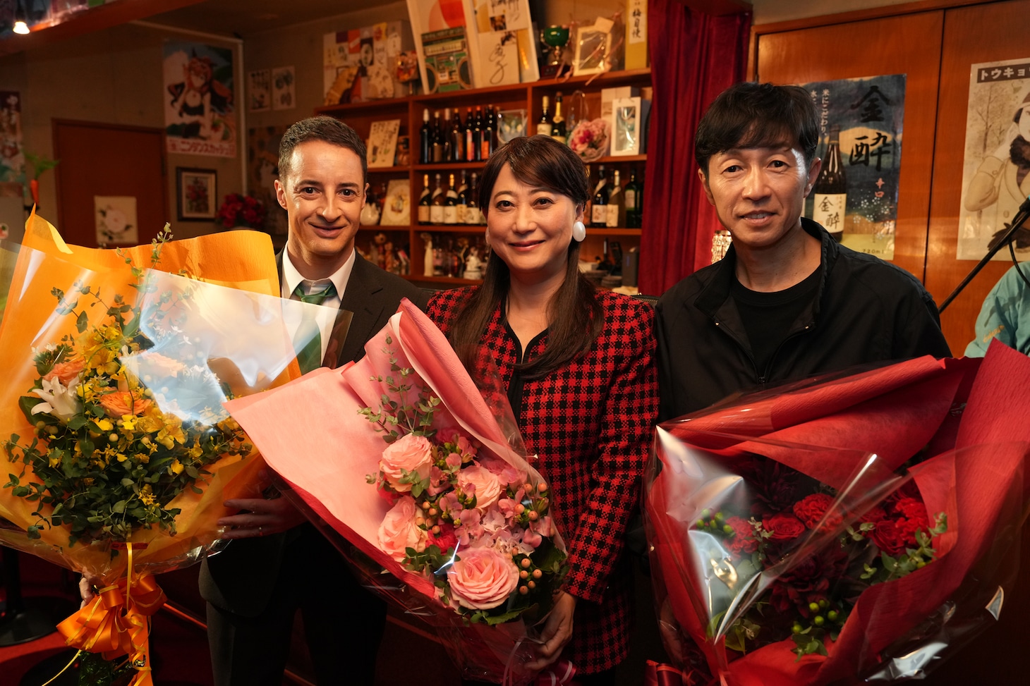 友近「ウマ娘」懐かしのドラマ風CMで1人3役　怪しい動きの武豊をルメールと追う