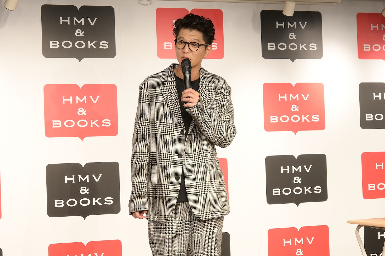 どのくらい売れるといいのか出版社スタッフに尋ねるモグライダー芝