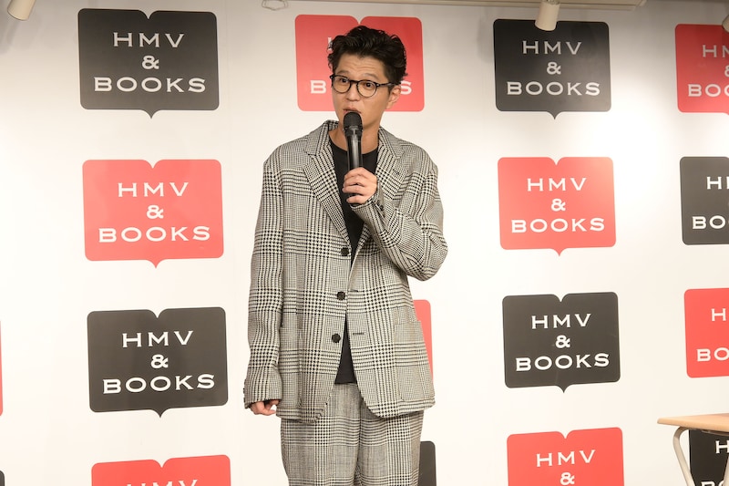 どのくらい売れるといいのか出版社スタッフに尋ねるモグライダー芝