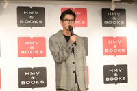 囲み取材に応じるモグライダー芝