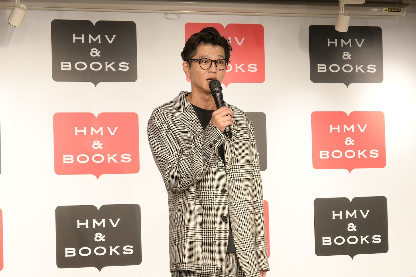 囲み取材に応じるモグライダー芝