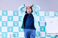 自身が考案した「モッピーポーズ」を見せるロバート秋山