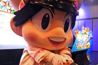 マスコミと握手して回る桃太郎