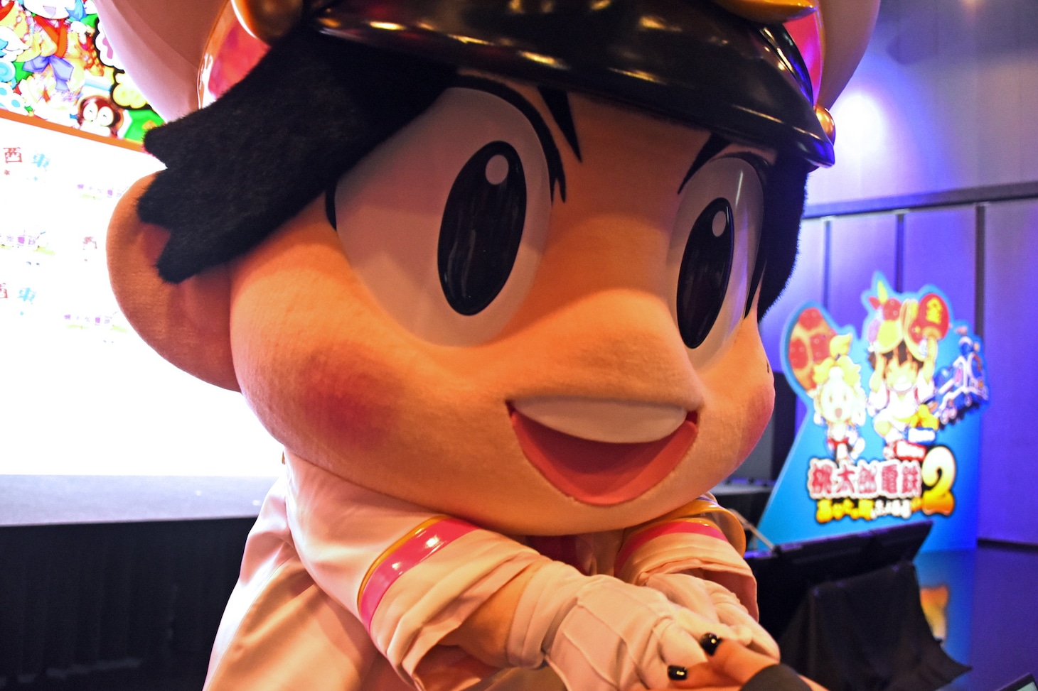 マスコミと握手して回る桃太郎