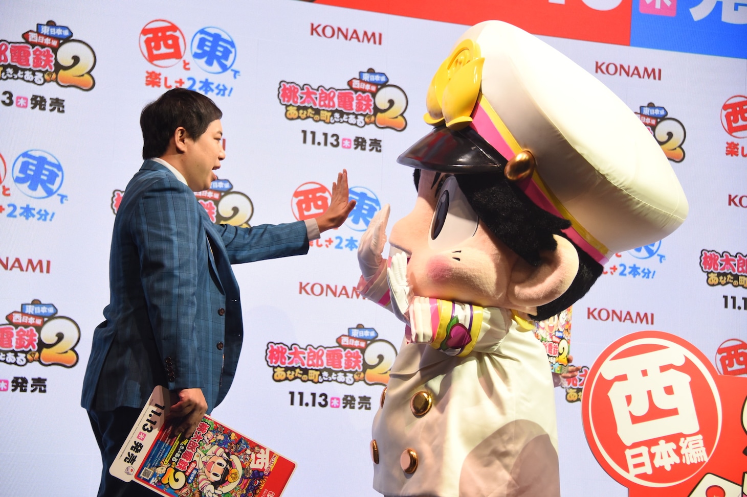 桃太郎（右）とハイタッチする霜降り明星せいや（左）