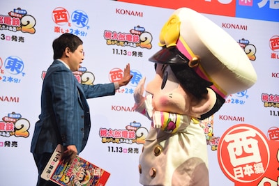 桃太郎（右）とハイタッチする霜降り明星せいや（左）