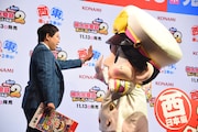 桃太郎(右)とハイタッチする霜降り明星せいや(左)