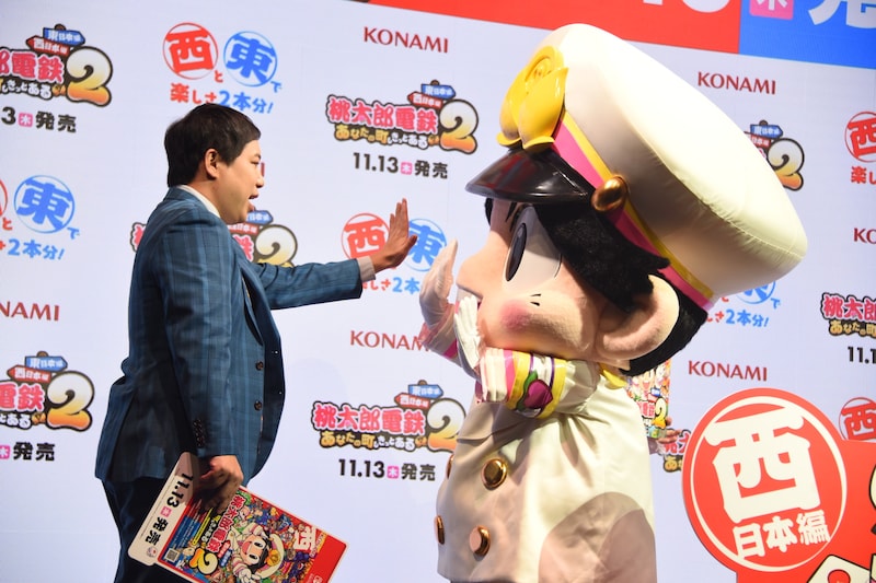 桃太郎(右)とハイタッチする霜降り明星せいや(左)