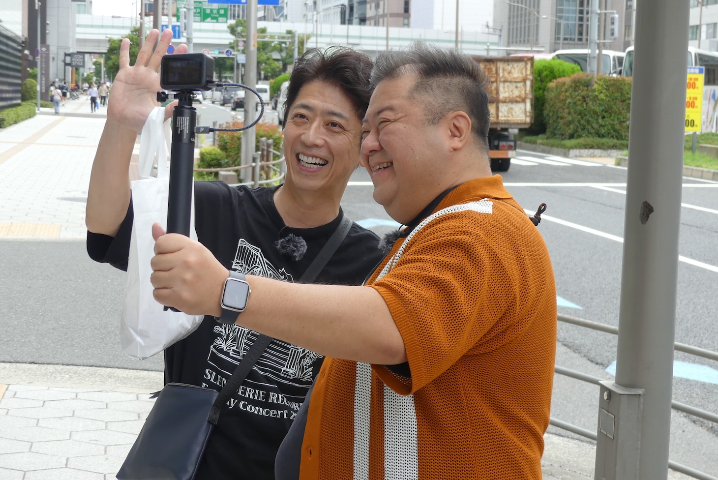 左からフットボールアワー後藤、ブラックマヨネーズ小杉