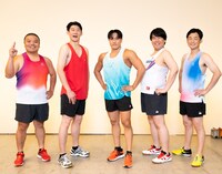 「コント・デ・ンガナ」のコント「陸上大会」に出演する（左から）セルライトスパ大須賀、ロングコートダディ堂前、中務裕太、蛙亭・中野、セルライトスパ肥後