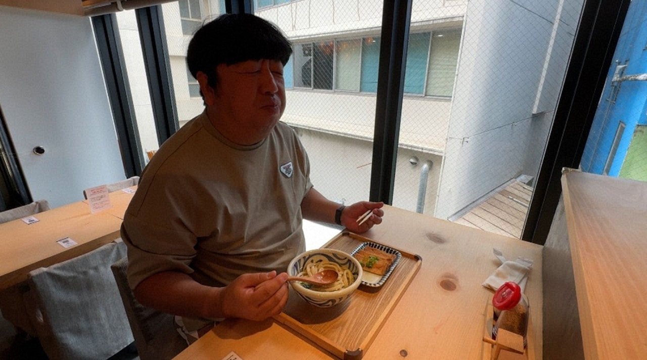 ウォーキングのご褒美に、かけうどんと油揚げを味わうバナナマン日村