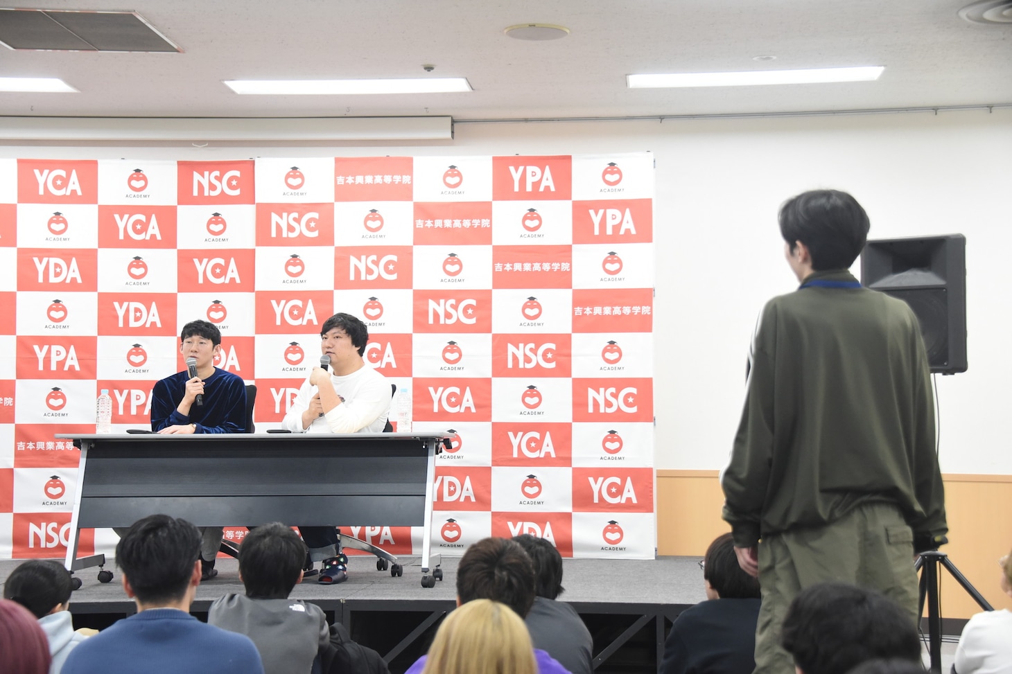 特別授業を展開するロングコートダディ