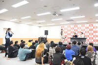 特別授業を展開するロングコートダディ