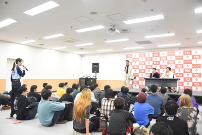 特別授業を展開するロングコートダディ