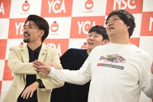 「テレビカメラ用に動いてください」と言われ、絡まりながら奇妙な動きを見せる（左から）アイロンヘッド辻井、ロングコートダディ