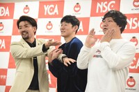 「テレビカメラ用に動いてください」と言われ、絡まりながら奇妙な動きを見せる（左から）アイロンヘッド辻井、ロングコートダディ