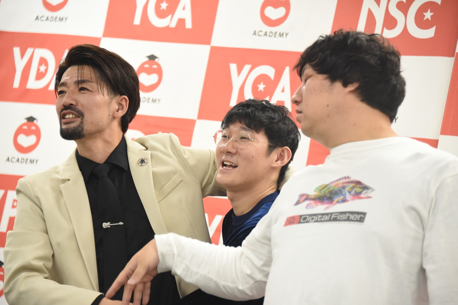 「テレビカメラ用に動いてください」と言われ、絡まりながら奇妙な動きを見せる（左から）アイロンヘッド辻井、ロングコートダディ