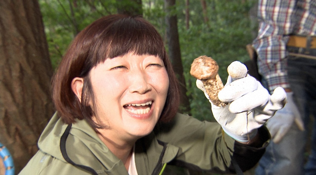 「相席食堂」でマツタケ狩りに臨む、たんぽぽ川村